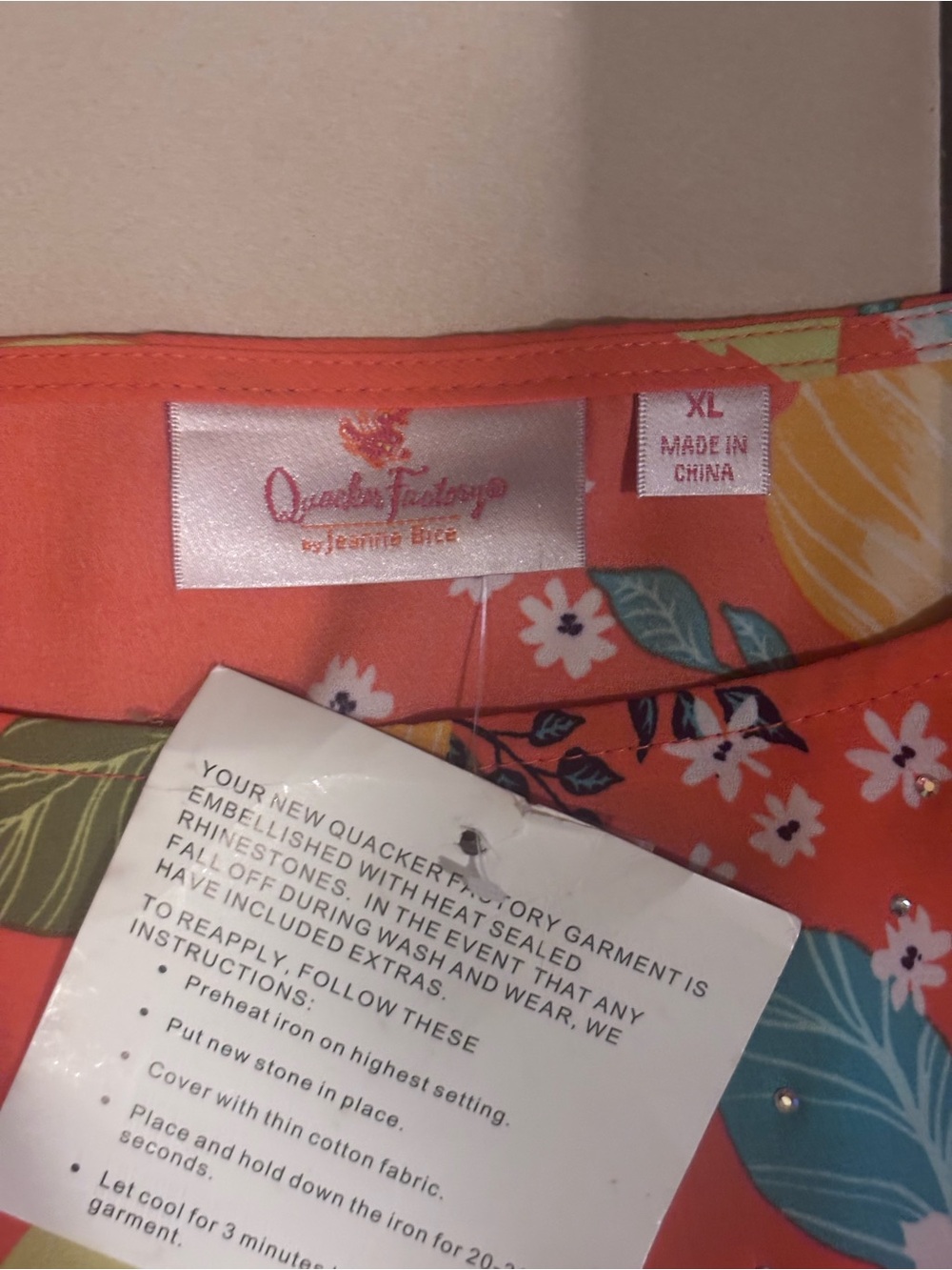 Quacker Factory Coral Floral Blouse - Picture 6 of 7